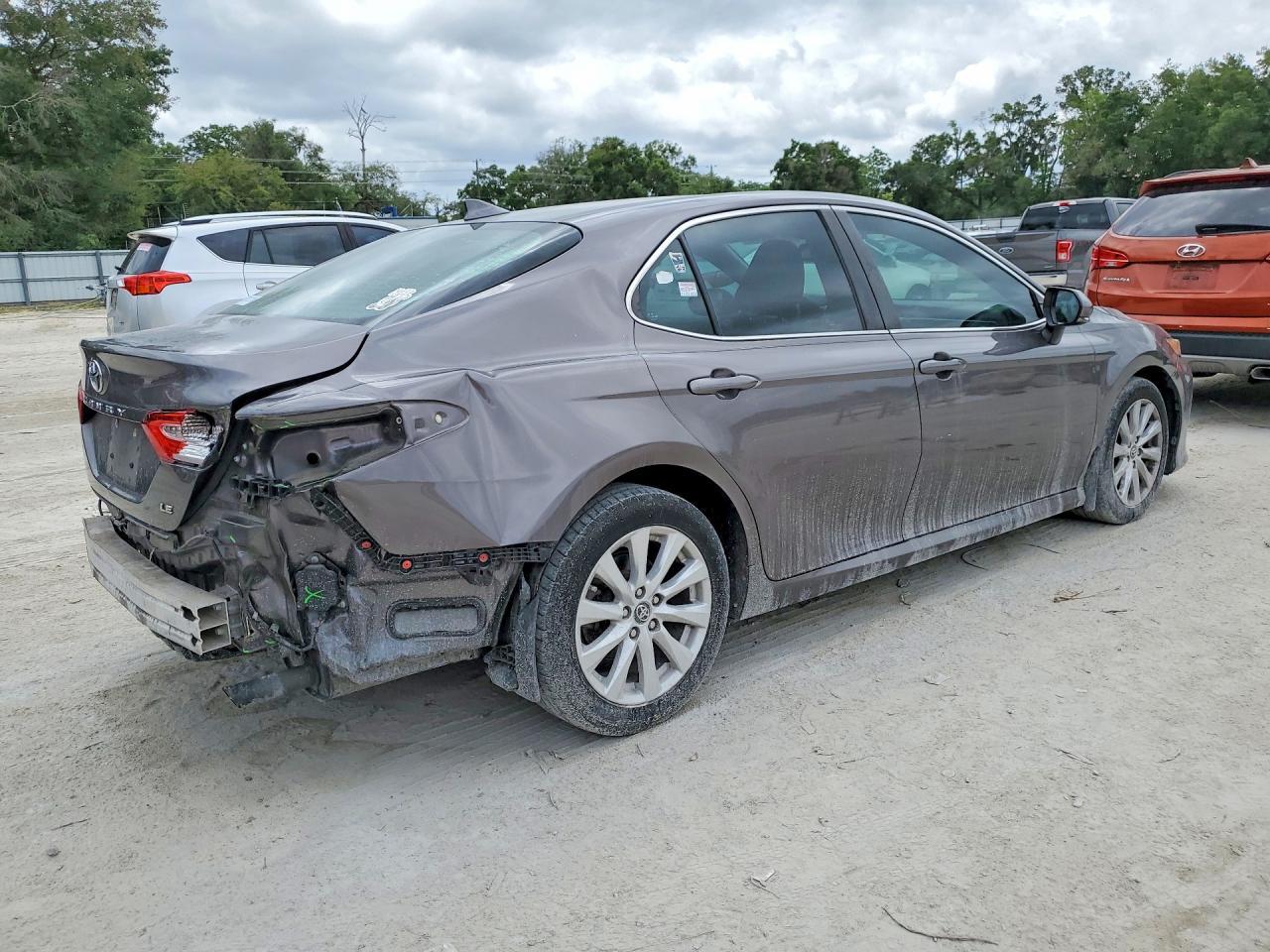 2019 Toyota Camry Le - zdjęcie 3