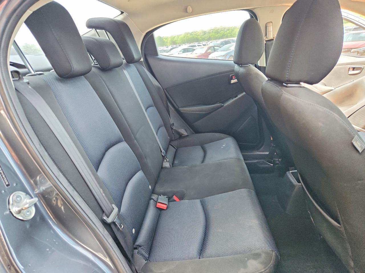 2019 Toyota Yaris L - zdjęcie 10