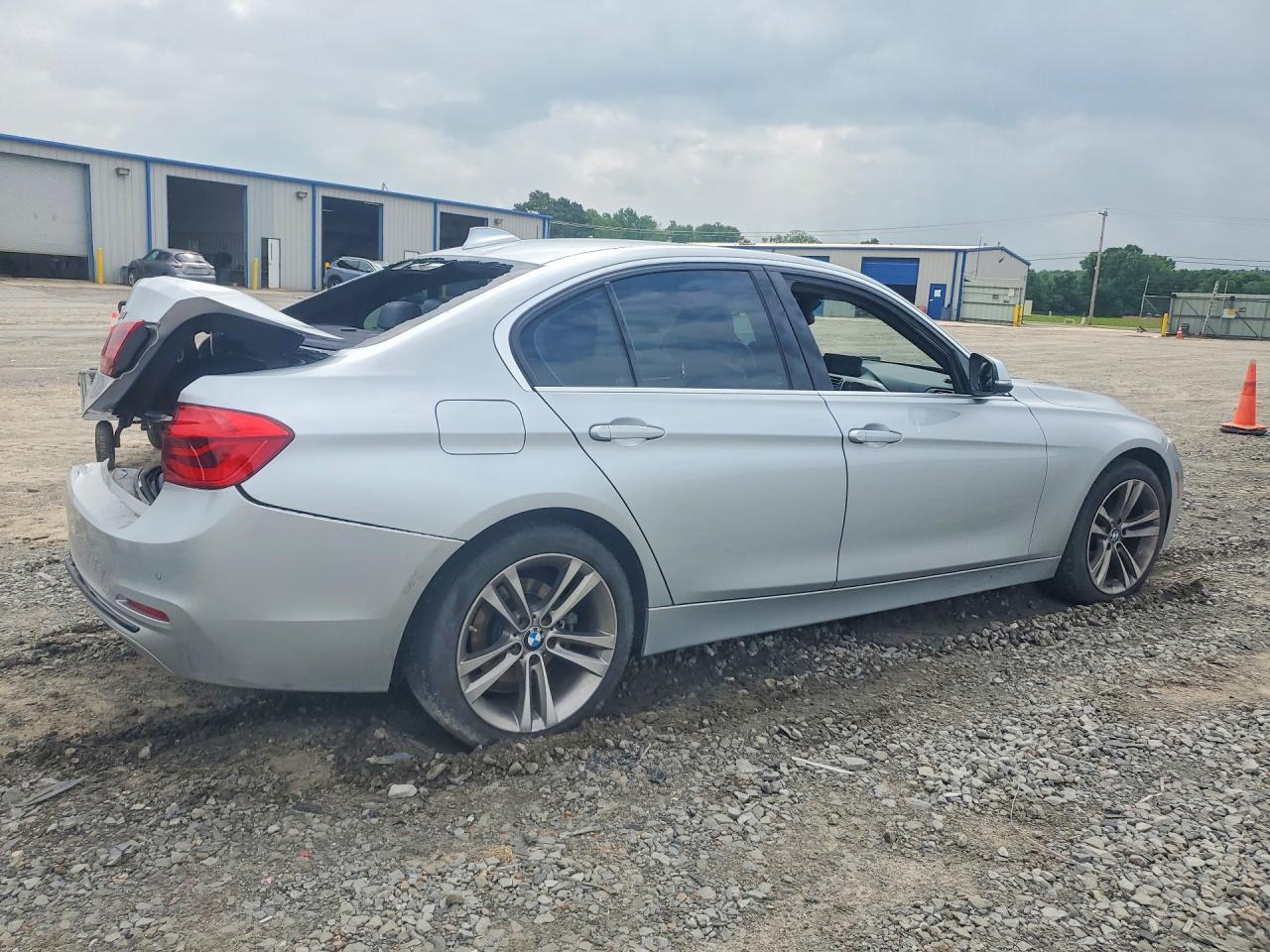 2017 BMW 330 Xi - zdjęcie 3