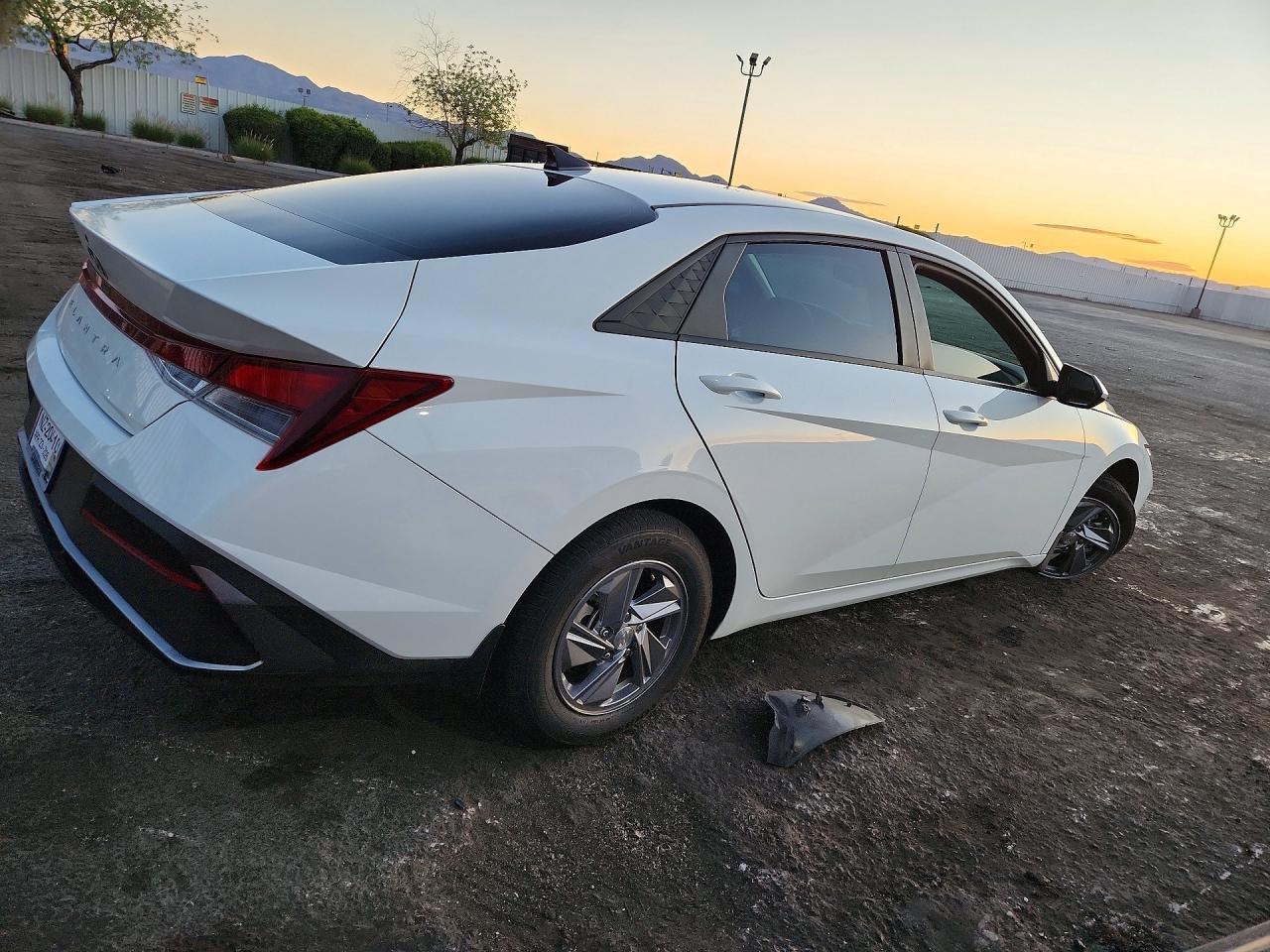 2024 Hyundai Elantra Se - zdjęcie 3