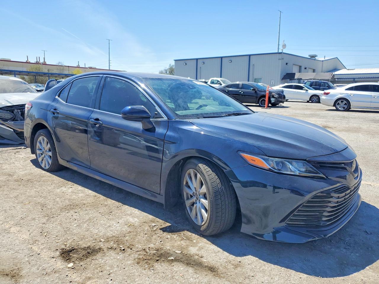 2020 Toyota Camry Le - zdjęcie 4