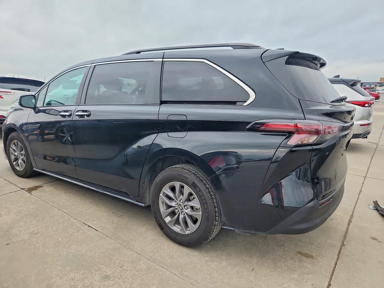 2024 Toyota Sienna Xle - zdjęcie 2