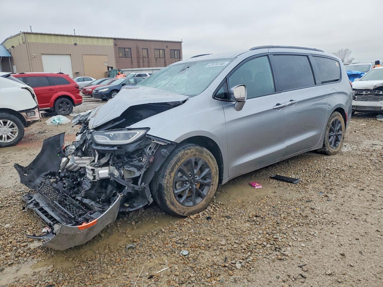 2021 Chrysler Pacifica Touring - zdjęcie główne