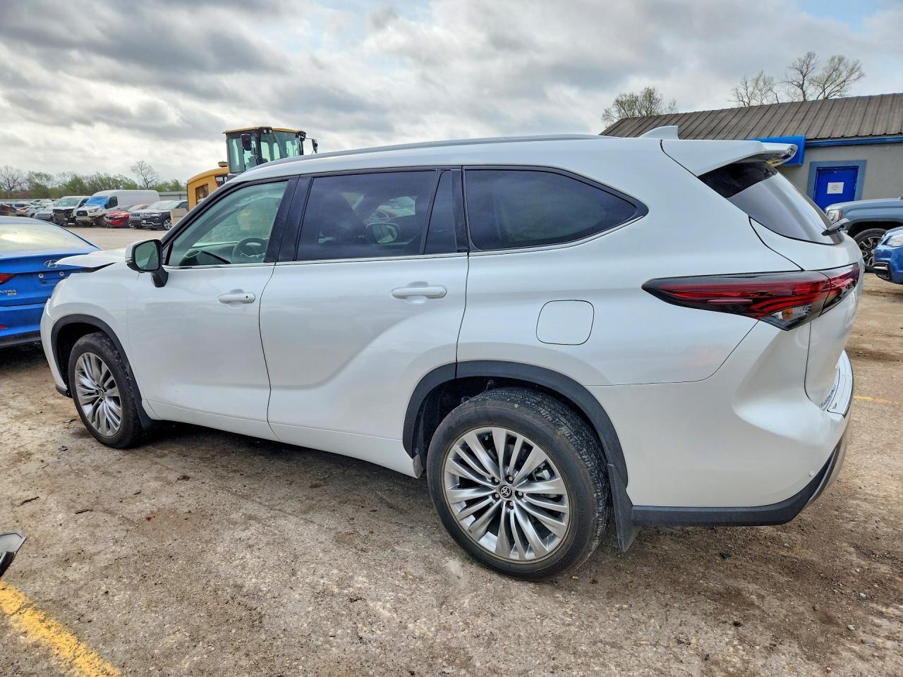 2025 Toyota Highlander Platinum - zdjęcie 2