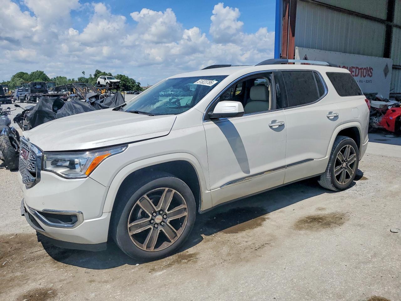 2017 GMC Acadia Denali - zdjęcie główne