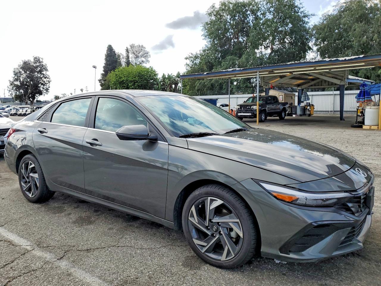 2024 Hyundai Elantra Limited - zdjęcie 4
