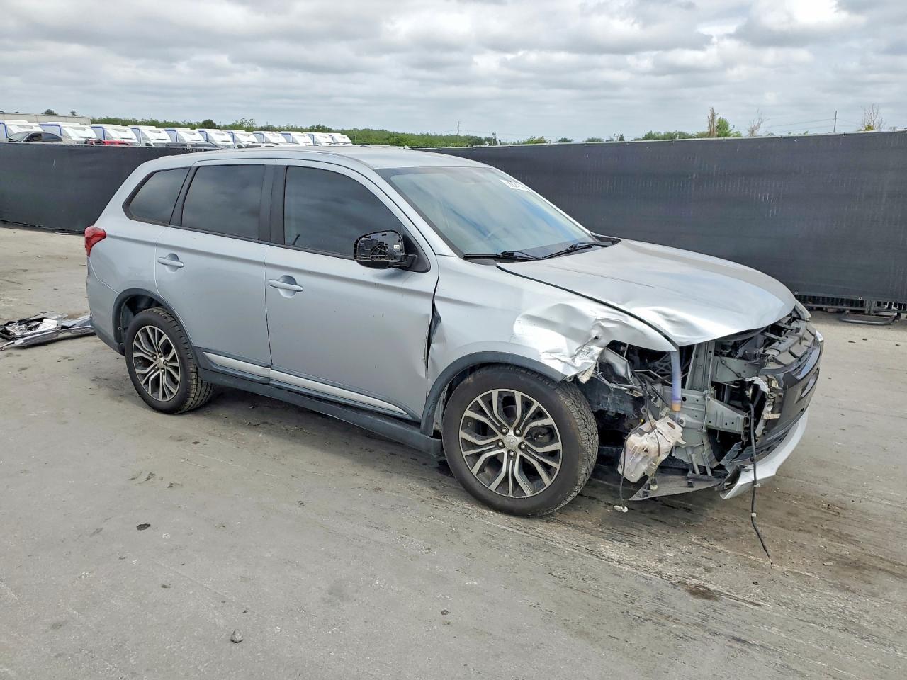 2016 Mitsubishi Outlander Es - zdjęcie 4