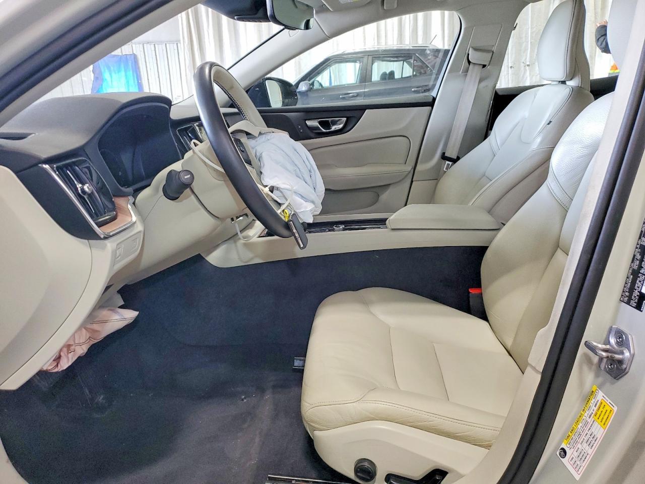 2022 Volvo S60 B5 Momentum - zdjęcie 7