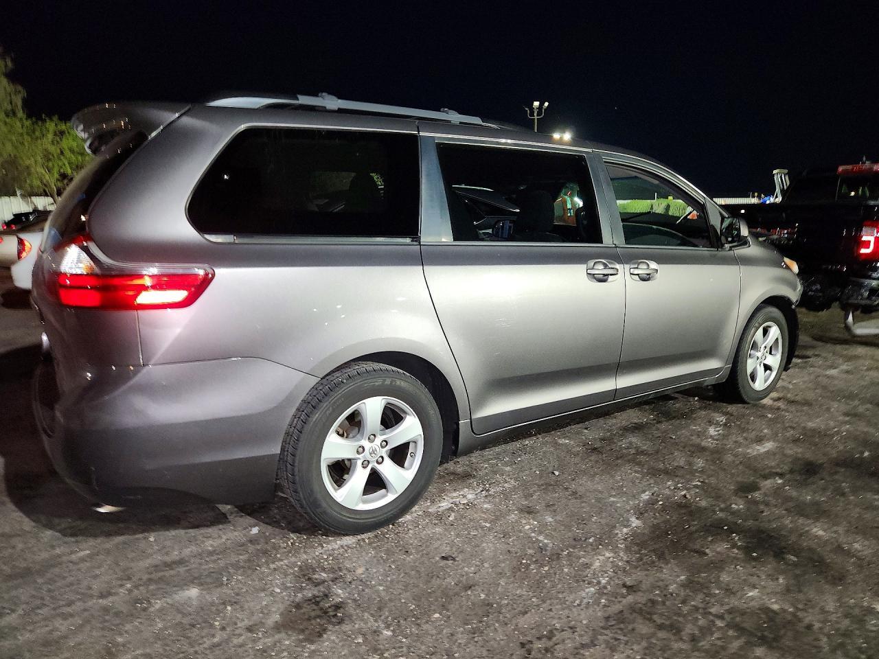 2015 Toyota Sienna Le 8-Passenger - zdjęcie 3