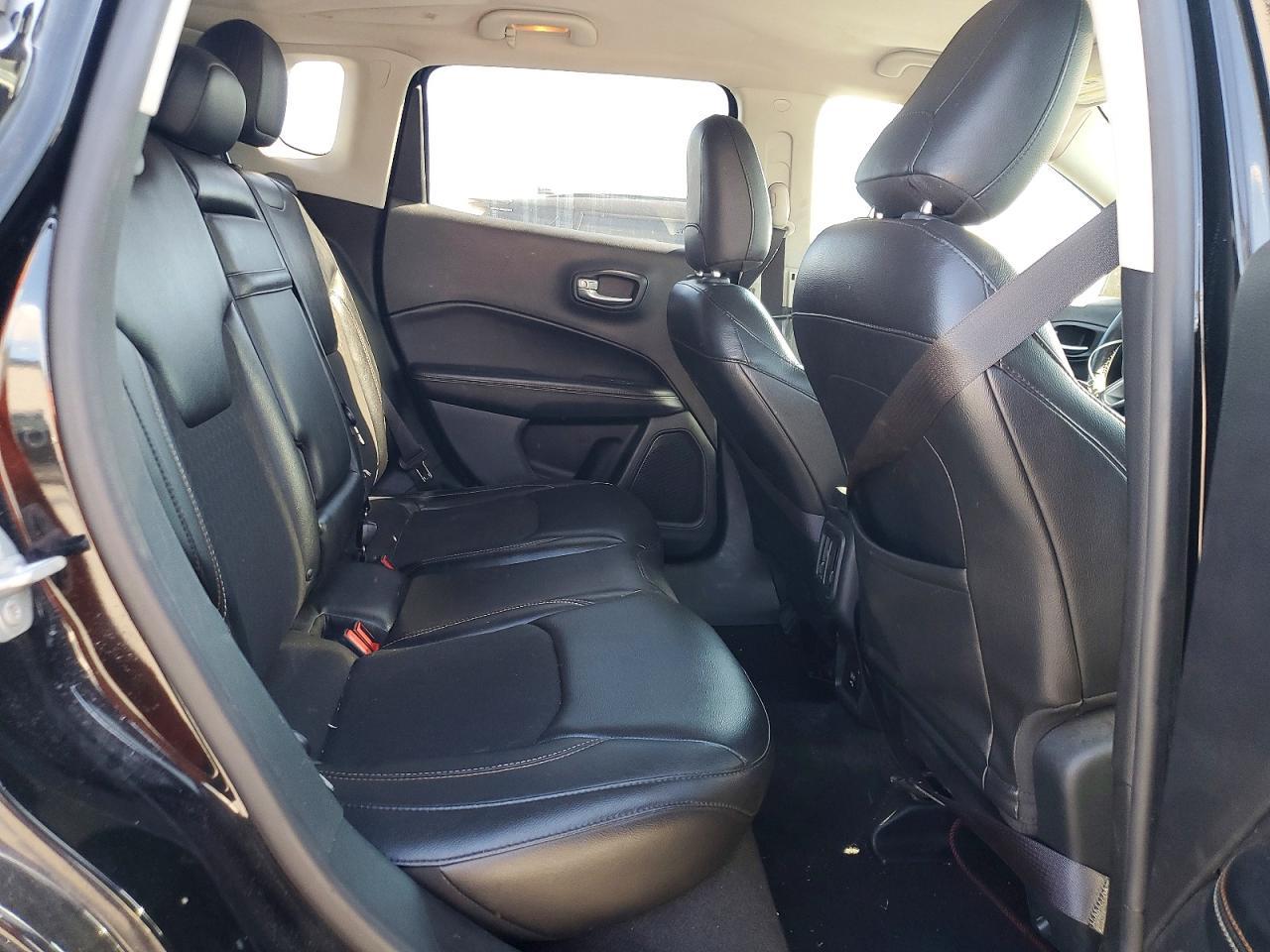 2018 Jeep Compass Latitude - zdjęcie 11