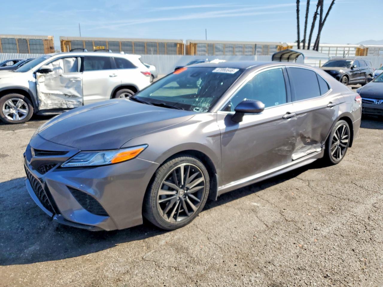 2020 Toyota Camry Xse - zdjęcie główne