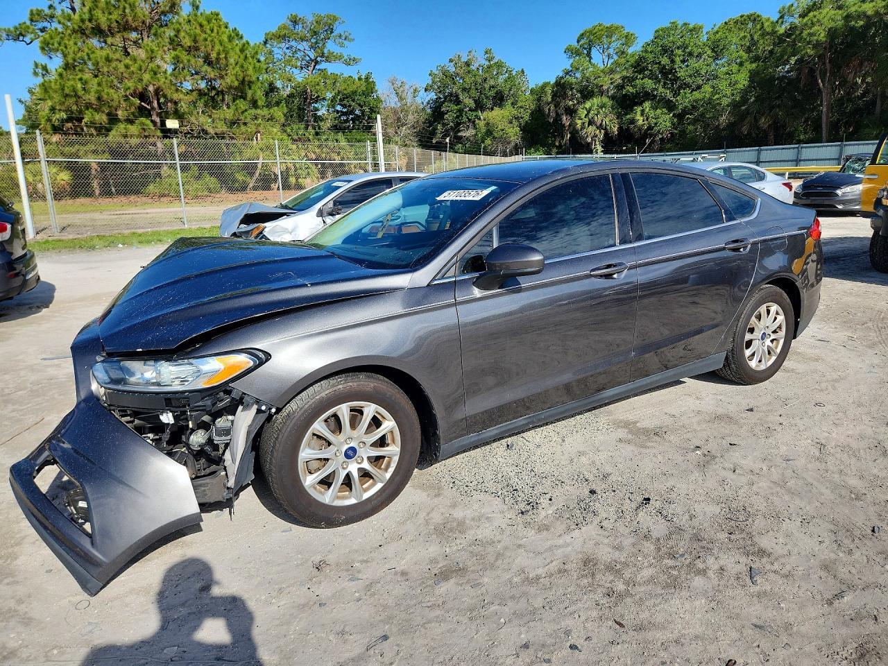 2016 Ford Fusion S - zdjęcie główne