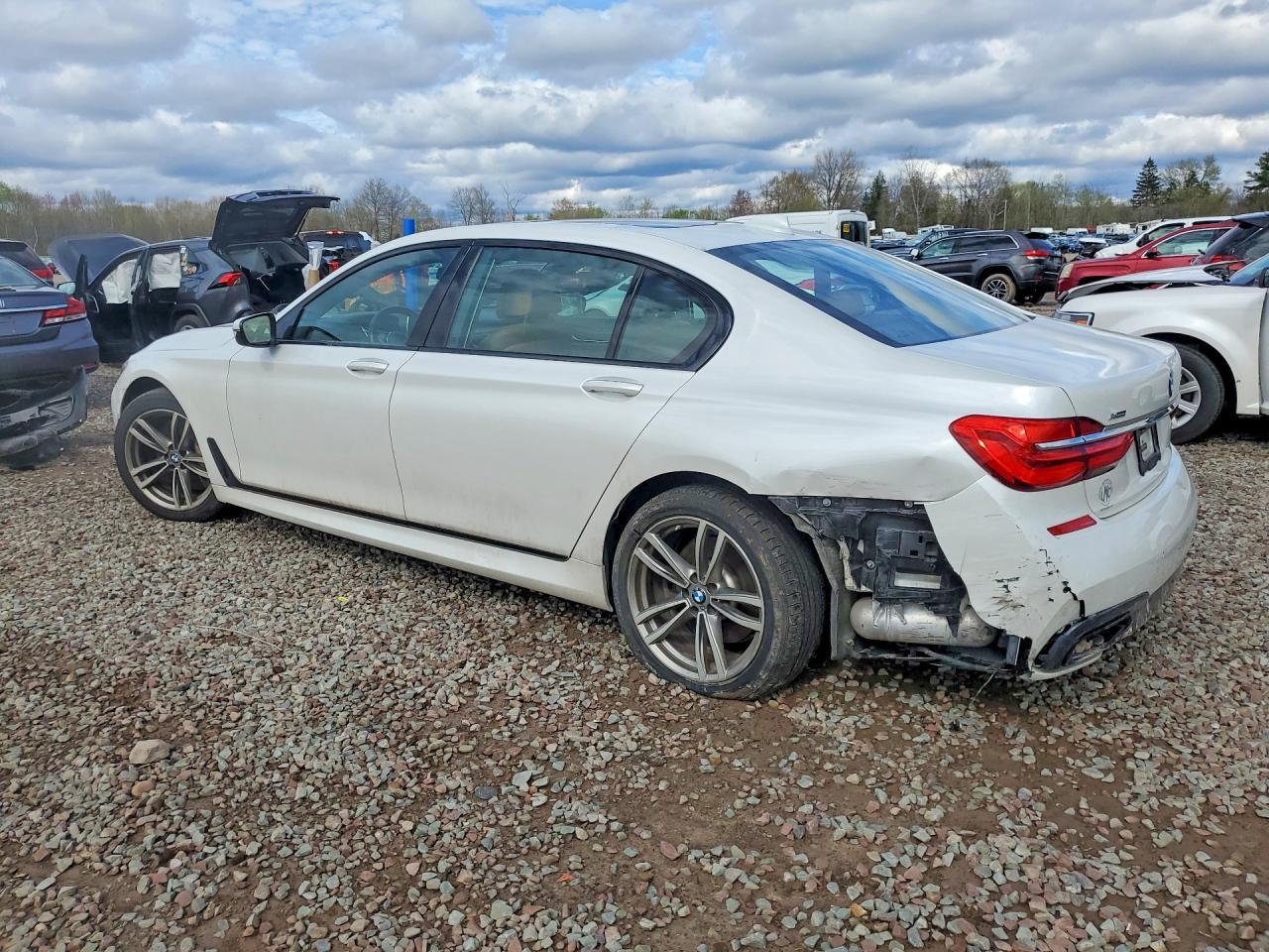 2016 BMW 750 Xi - zdjęcie 2