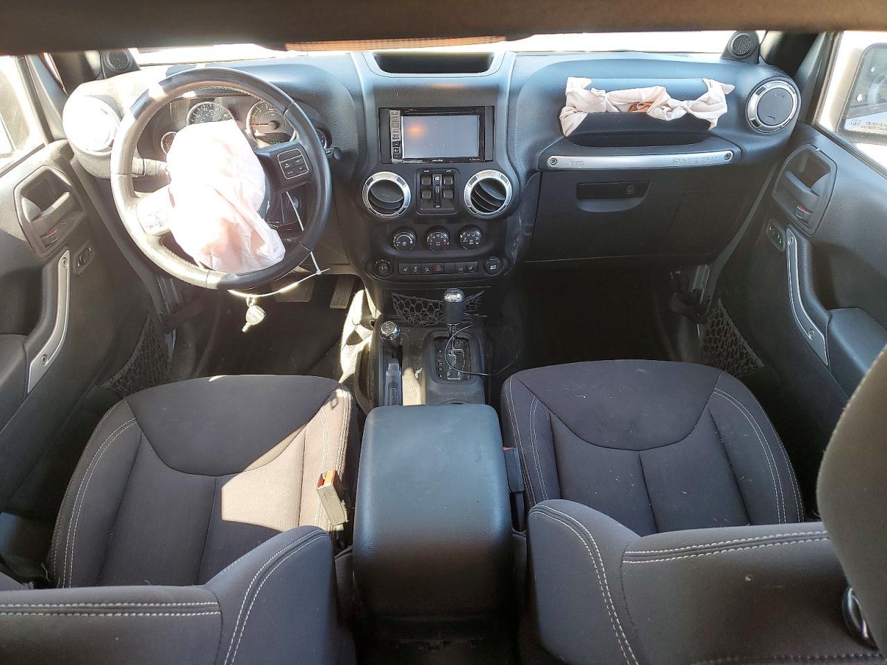 2013 Jeep Wrangler Unlimited Sahara - zdjęcie 8