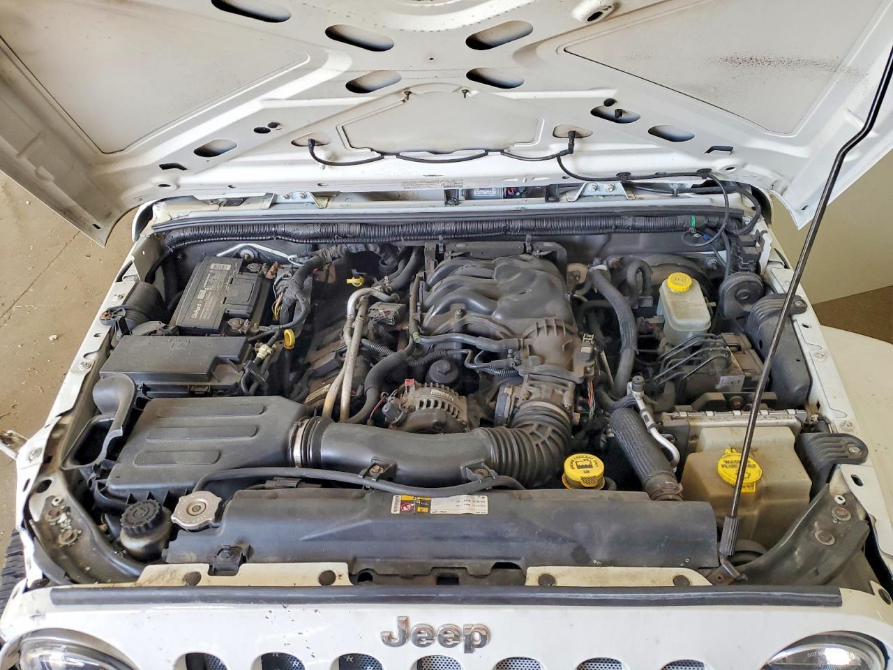 2013 Jeep Wrangler Unlimited Sahara - zdjęcie 11