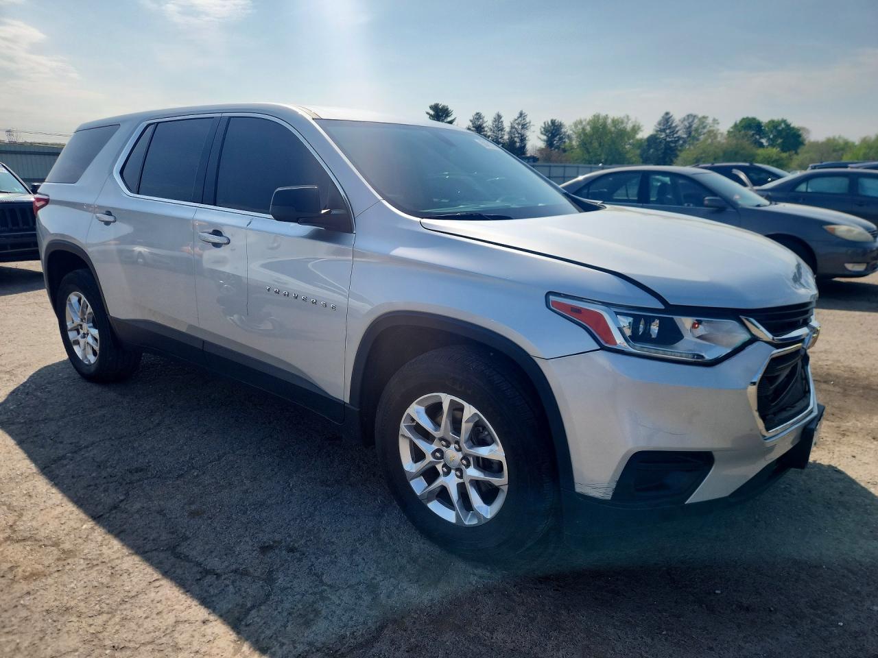 2021 Chevrolet Traverse Ls - zdjęcie 4