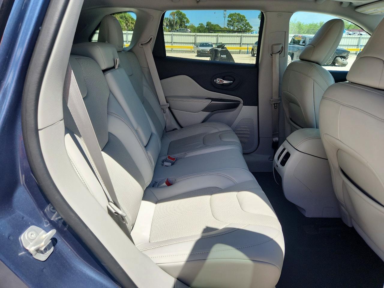 2021 Jeep Cherokee Latitude Lux - zdjęcie 11