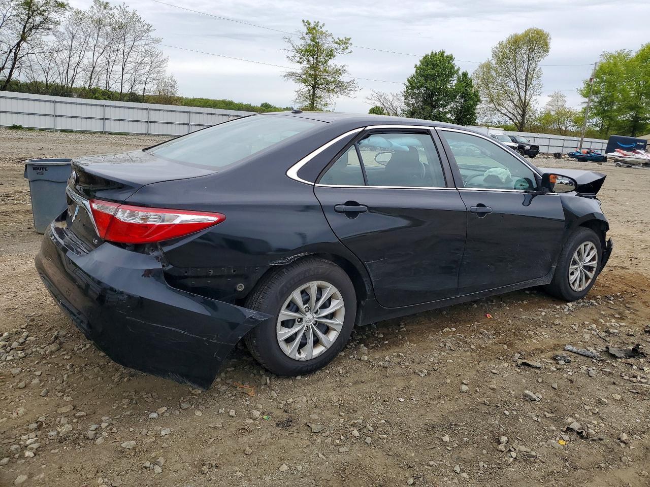 2017 Toyota Camry Le - zdjęcie 3