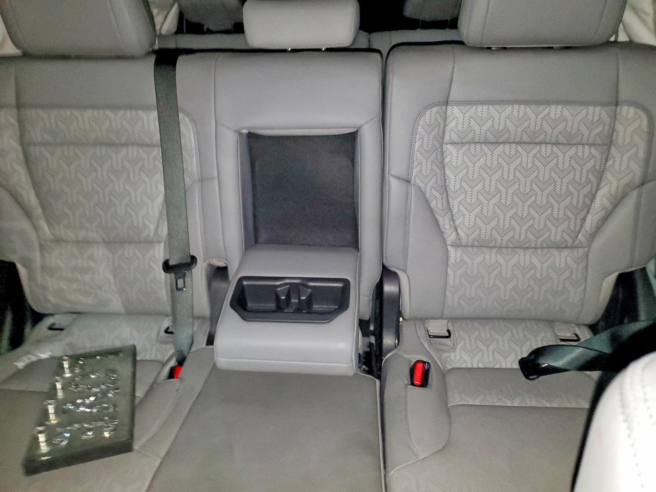 2025 Toyota Sequoia Sr5 - zdjęcie 10