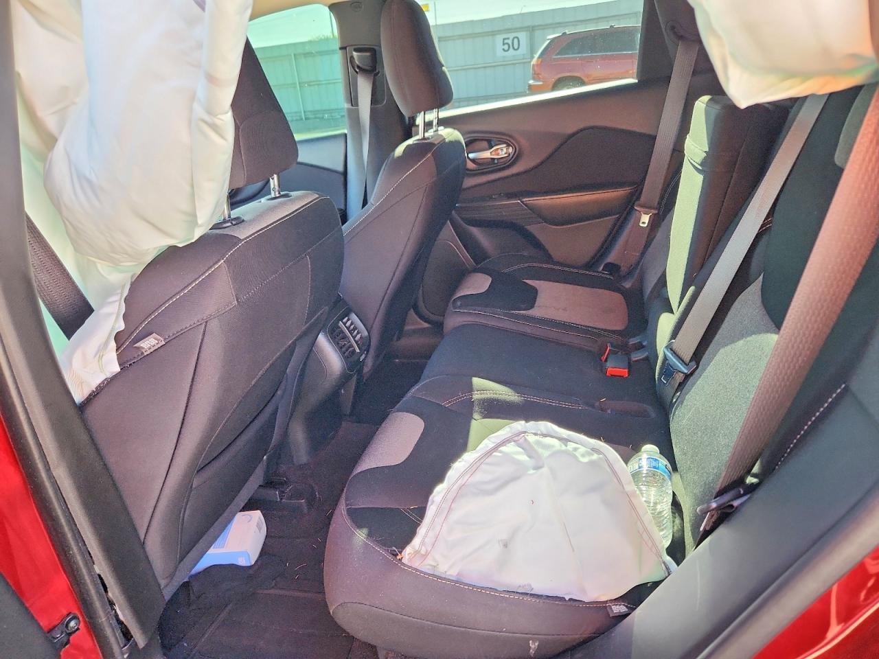 2015 Jeep Cherokee Sport - zdjęcie 10