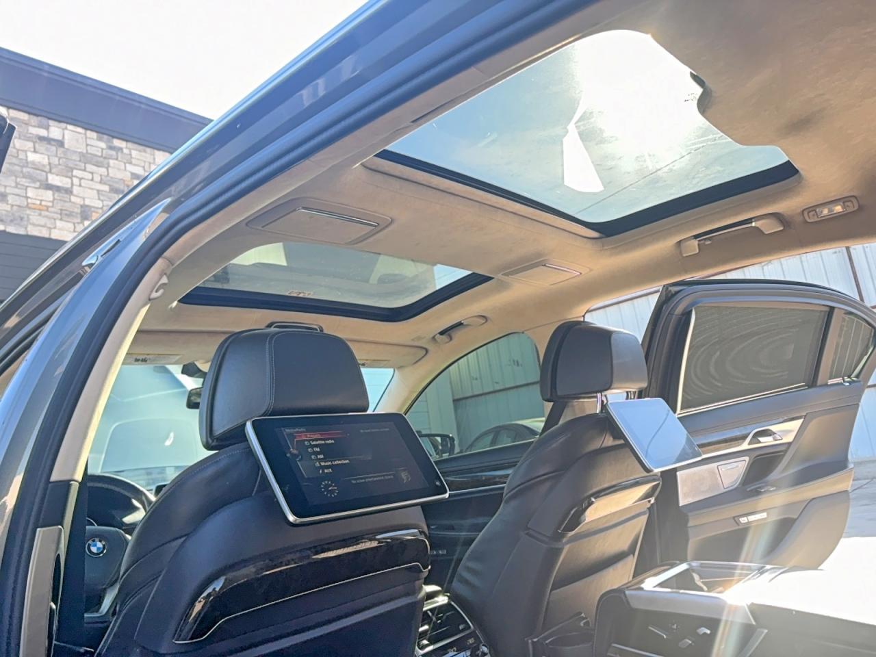 2016 BMW 750 Xi - zdjęcie 12