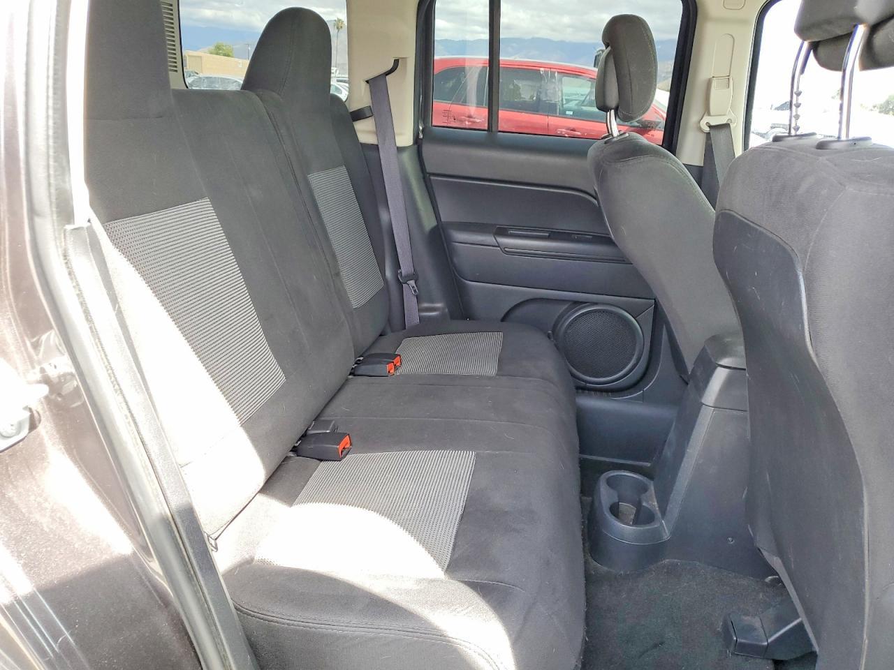 2016 Jeep Patriot Latitude - zdjęcie 11
