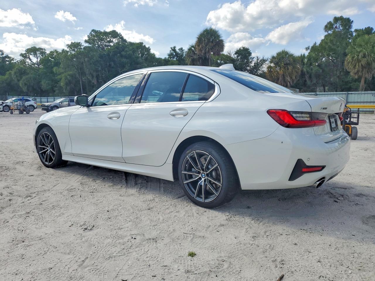 2019 BMW 330Xi - zdjęcie 2