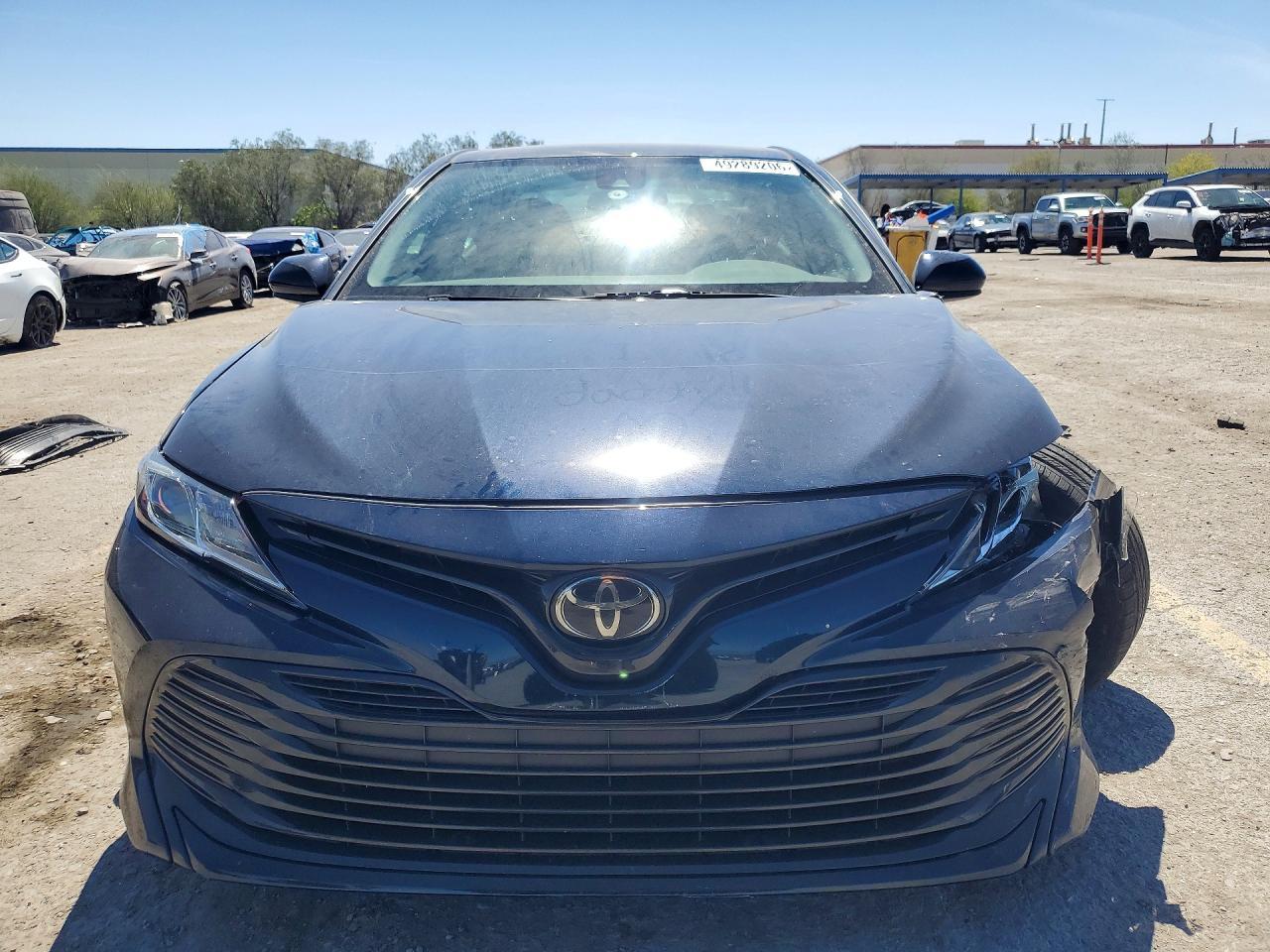 2020 Toyota Camry Le - zdjęcie 5