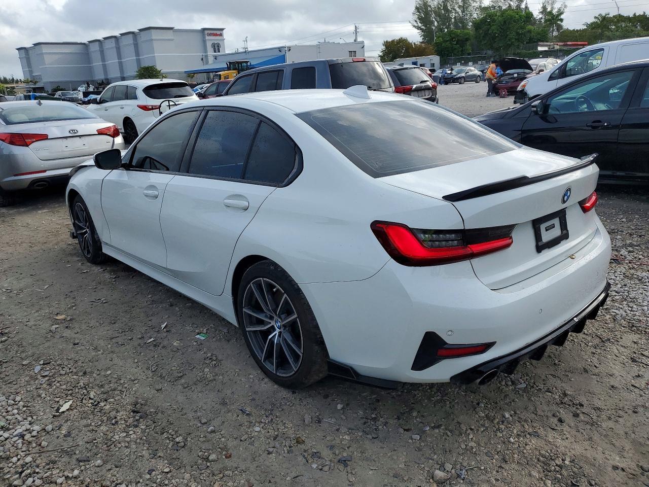 2020 BMW 330I - zdjęcie 2