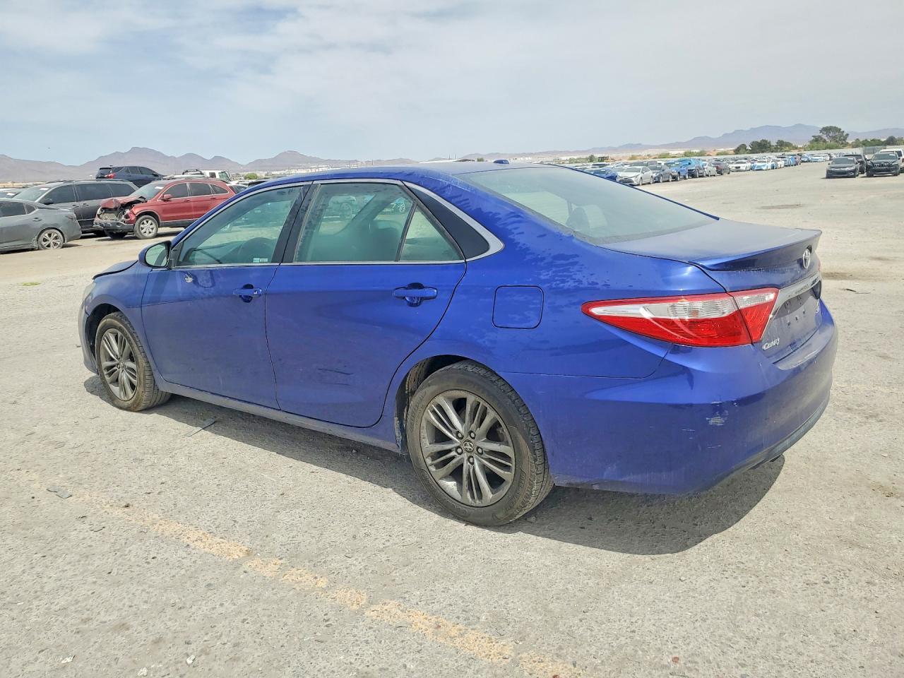 2016 Toyota Camry Le - zdjęcie 2