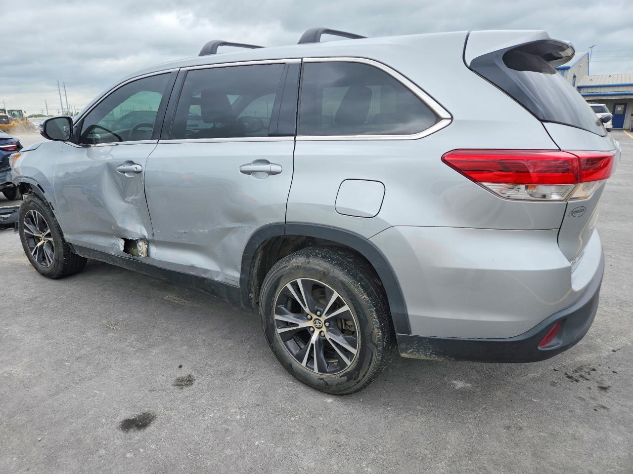 2019 Toyota Highlander Le - zdjęcie 2