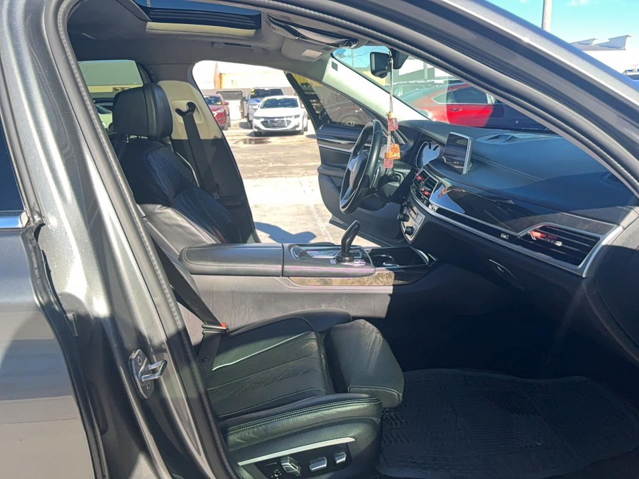 2016 BMW 750 Xi - zdjęcie 5