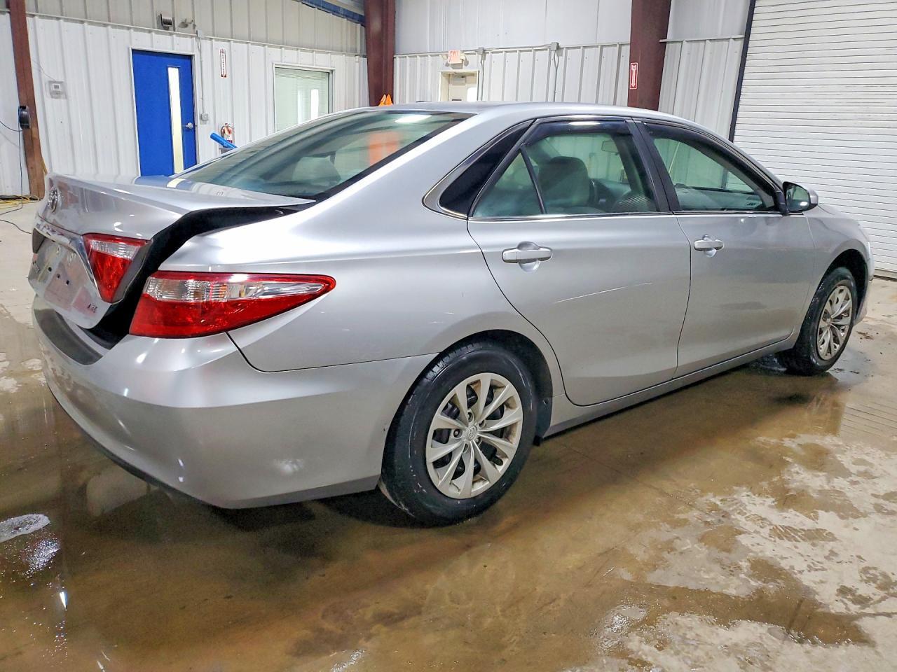 2017 Toyota Camry Le - zdjęcie 3