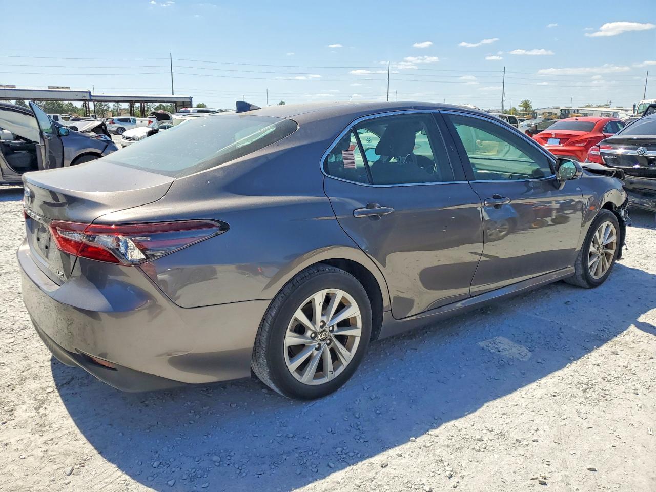 2024 Toyota Camry Le - zdjęcie 3