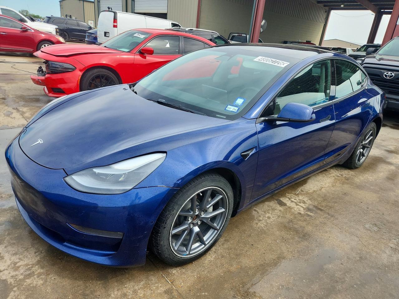 2022 Tesla Model 3 - zdjęcie główne