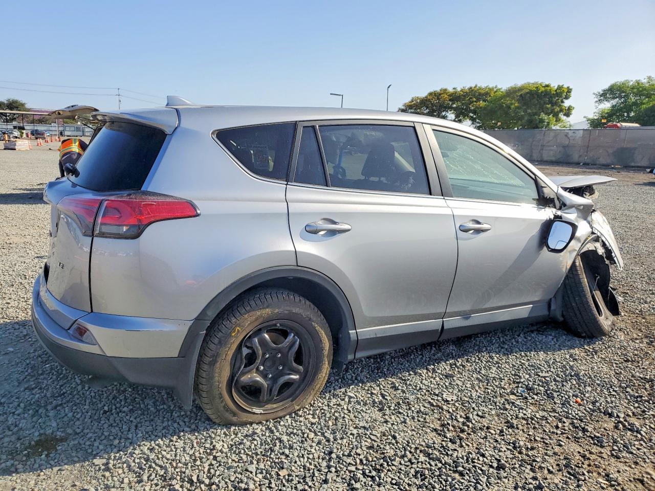 2018 Toyota Rav4 Le - zdjęcie 3