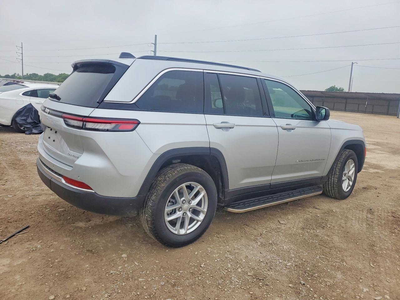 2025 Jeep Grand Cherokee Laredo - zdjęcie 3