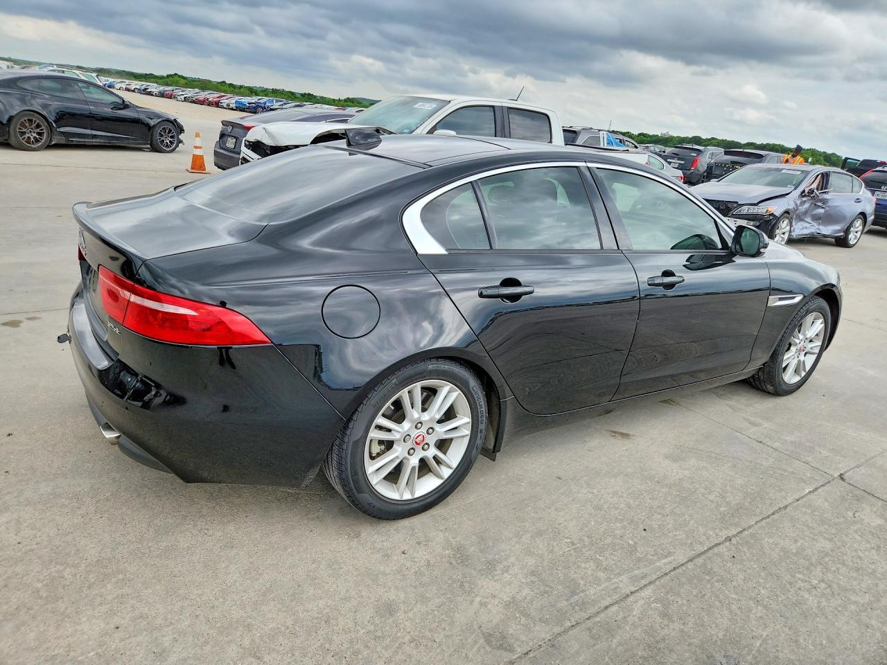 2018 Jaguar Xe Premium - zdjęcie 3