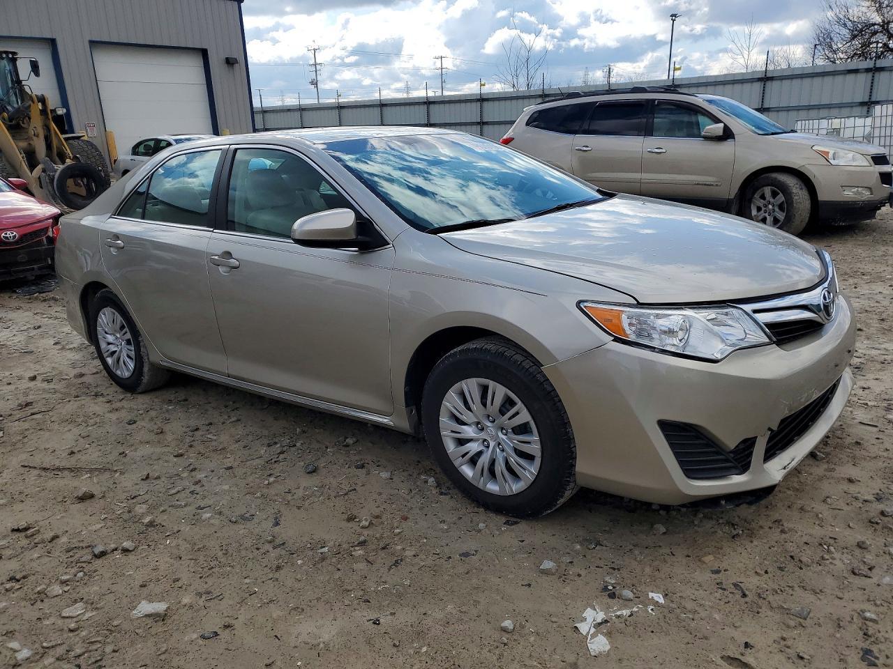 2014 Toyota Camry Le - zdjęcie 4