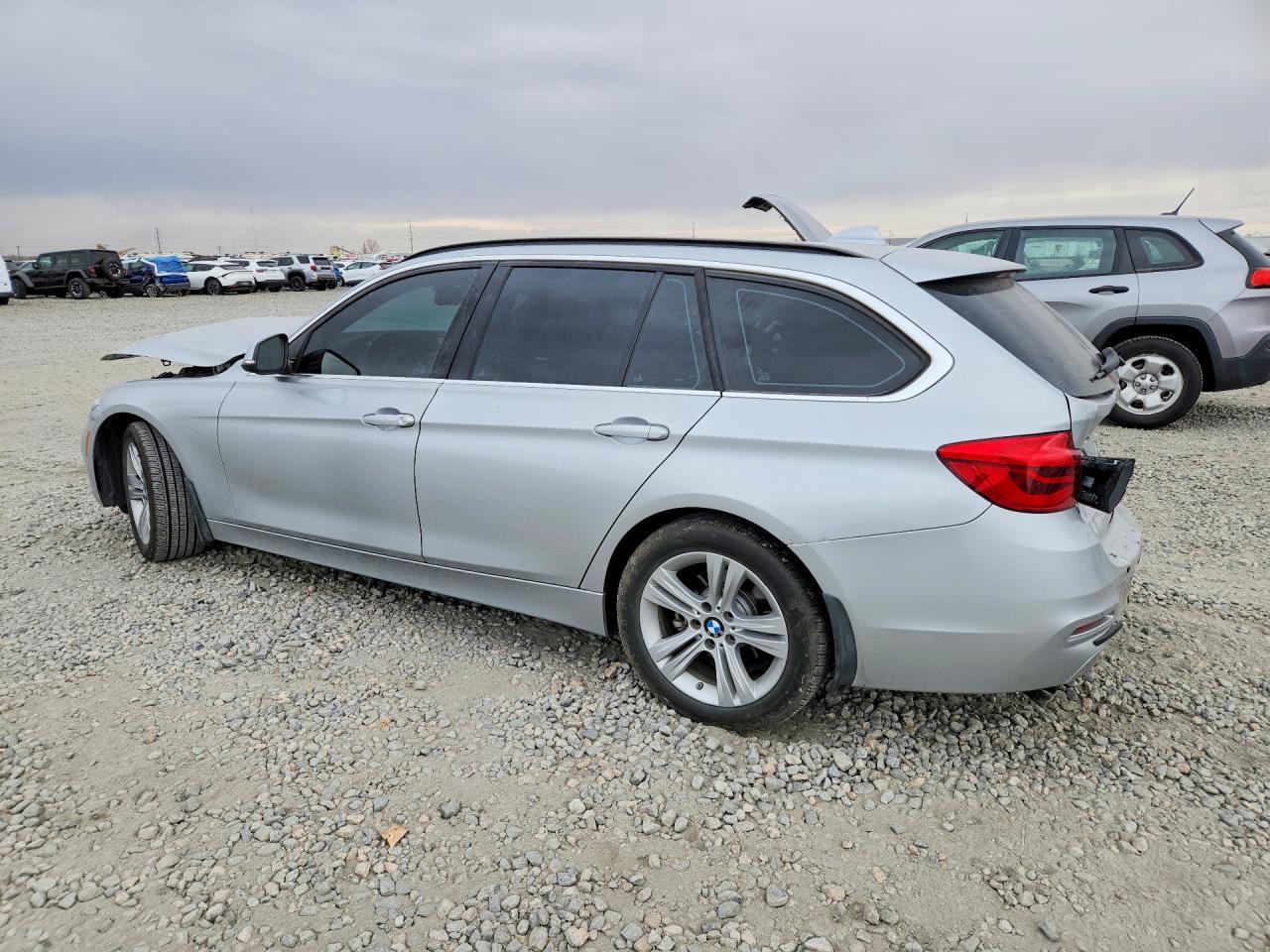2018 BMW 330 Xi - zdjęcie 2