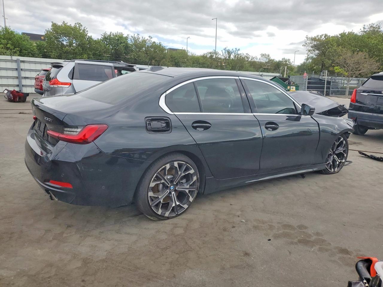 2025 BMW 330I - zdjęcie 3