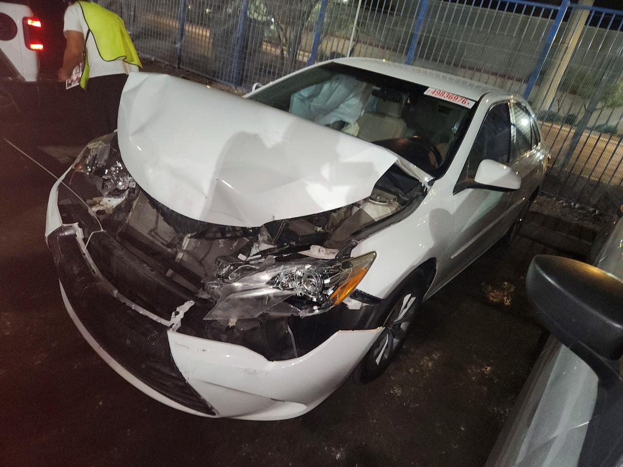 2016 Toyota Camry Le - zdjęcie główne