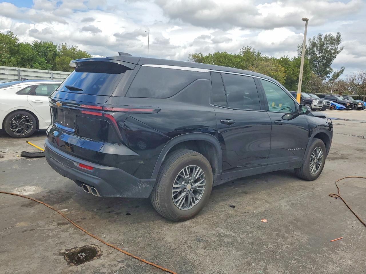 2024 Chevrolet Traverse Ls - zdjęcie 3