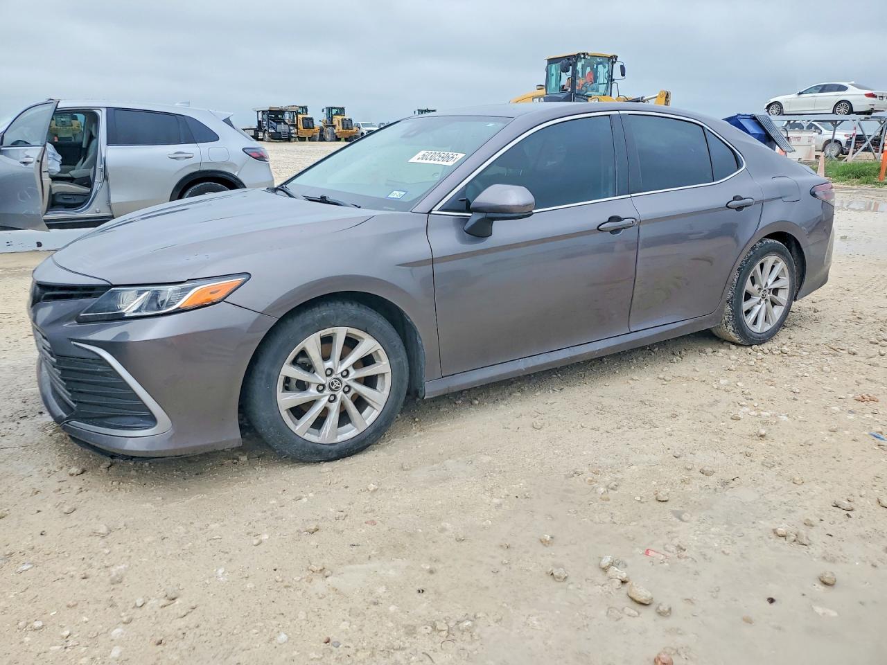 2022 Toyota Camry Le - zdjęcie główne