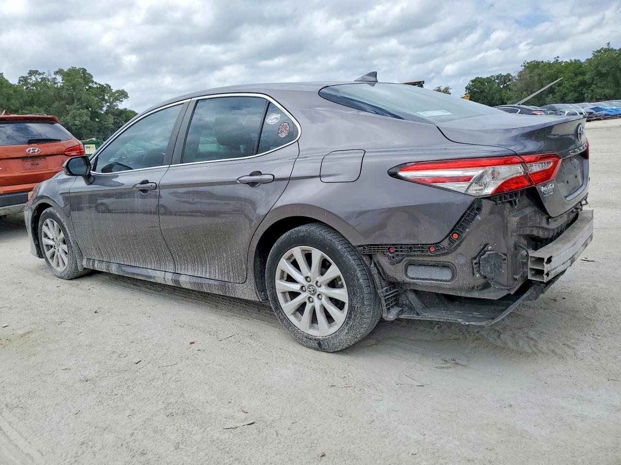 2019 Toyota Camry Le - zdjęcie 2