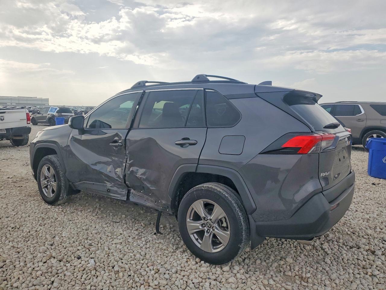 2023 Toyota Rav4 Xle - zdjęcie 2