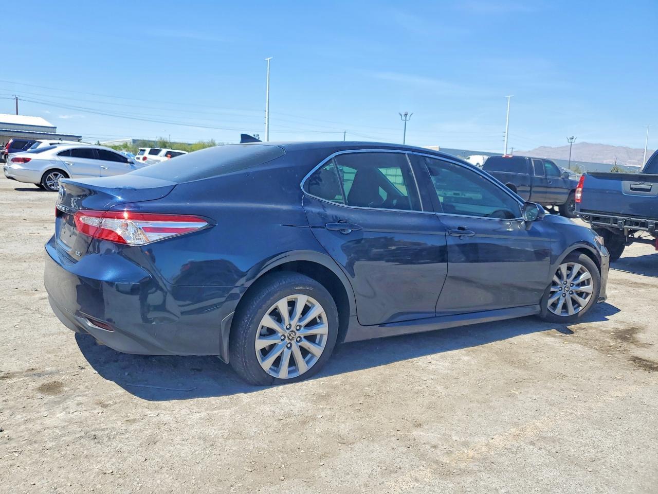 2020 Toyota Camry Le - zdjęcie 3