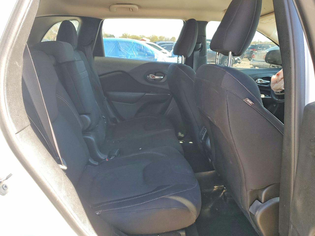 2016 Jeep Cherokee Latitude - zdjęcie 11