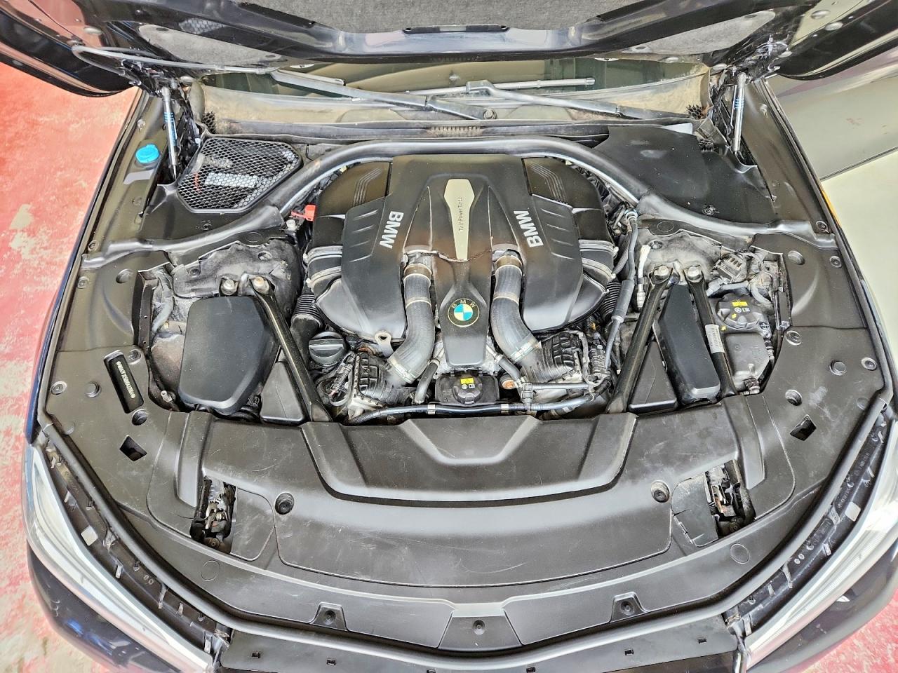 2017 BMW 750 Xi - zdjęcie 11