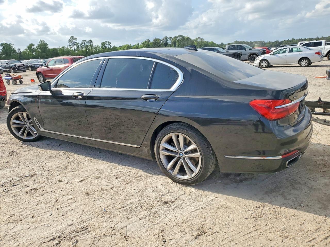 2019 BMW 750 Xi - zdjęcie 2